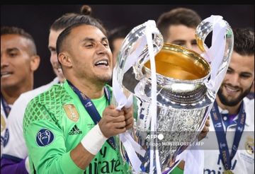 Keylor Navas mengangkat trofi juara Liga Champions ketika masih memperkuat Real Madrid. Navas masuk radar Barcelona di tengah cederanya Marc-Andre ter Stegen.