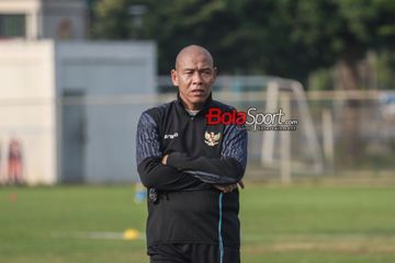 Pelatih timnas U-17 Indonesia, Nova Arianto, sedang memantau para pemainnya berlatih di Lapangan B, Senayan, Jakarta, Kamis (8/8/2024).