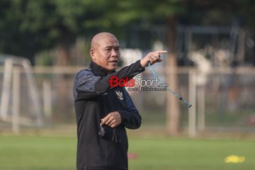 Pelatih timnas U-17 Indonesia, Nova Arianto, sedang memberikan intruksi kepada para pemainnya di Lapangan B, Senayan, Jakarta, Kamis (8/8/2024).