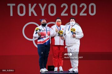 Peraih medali angkat besi dari kelas +87kg putri pada Olimpiade Tokyo 2020. dari kiri; Emily Campbell (perak), Li Wen Wen (emas), dan Sarah Robles (perunggu).