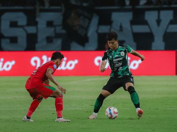 Suasana pertandingan Persebaya Surabaya vs PSS Sleman pada pekan perdana Liga 1 2024/2025 Minggu (11/8/2024) malam WIB