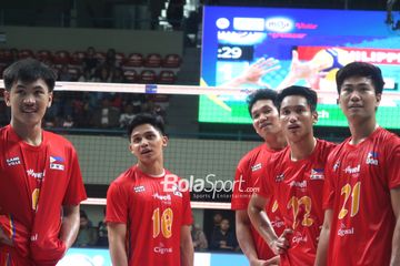 Pemain timnas voli Filipina menanti hasil keputusan challenge saat melawan Vietnam pada leg kedua SEA V League 2024 di GOR UNY, Yogyakarta, 25 Agustus 2024. Dari kiri: Jade Disquitado, Gabriel Casana, Kim Malabunga, Michaelo Buddin, Louie Ramirez.