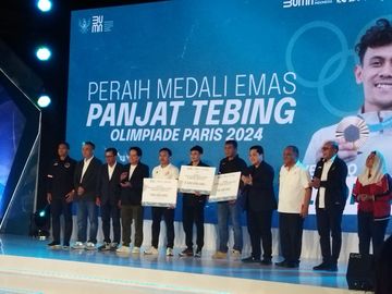 Atlet panjat tebing putra Indonesia, Veddriq Leonardo, dan pelatih berpose dalam malam apresiasi peraih medali Olimpiade Paris 2024 dari Kementrian BUMN di Pos Loc, Jakarta, Senin (2/9/2024).