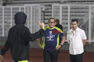 Kepala Badan Tim Nasional sekaligus Anggota Komite Eksekutif PSSI, Sumardji (tengah), sedang memantau latihan timnas Indonesia di Stadion Madya, Senayan, Jakarta, Minggu (8/9/2024) malam.