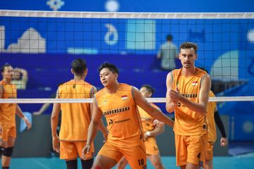 Dua pemain Jakarta Bhayangkara Presisi, Raden Ahmad Gumilar (kiri) dan Jean Patry (kanan) pada sesi latihan jelang AVC Club Championship 2024