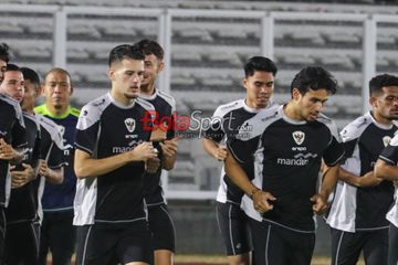 Justin Hubner (kiri), Muhammad Ferarri (tengah), Nathan Tjoe-A-On (kanan) sedang berlatih bersama timnas Indonesia di Stadion Madya, Senayan, Jakarta, Minggu (8/9/2024) malam.