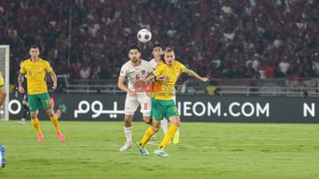 Sandy Walsh (kiri) sedang berduel merebut bola dengan Jackshon Irvine Ragnar Oratmangoen (tengah) sedang menguasai bola dalam laga babak ketiga Kualifikasi Piala Dunia 2026 antara timnas Indonesia versus timnas Australia di Stadion Utama Gelora Bung Karno, Senayan, Jakarta, Selasa (10/9/2024) malam.