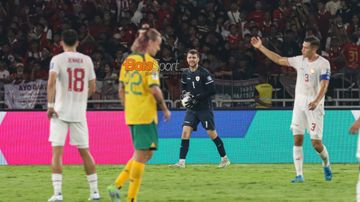 Maarten Paes (tengah) sedang menguasai bola dalam laga babak ketiga Kualifikasi Piala Dunia 2026 antara timnas Indonesia versus timnas Australia di Stadion Utama Gelora Bung Karno, Senayan, Jakarta, Selasa (10/9/2024) malam.