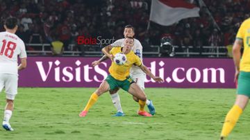 Jay Idzes (belakang) sedang mengawal ketat Mitcheel Duke (depan) dalam laga babak ketiga Kualifikasi Piala Dunia 2026 antara timnas Indonesia versus timnas Australia di Stadion Utama Gelora Bung Karno, Senayan, Jakarta, Selasa (10/9/2024) malam.