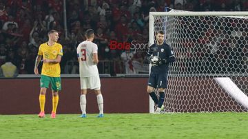 Kiper timnas Indonesia, Maarten Paes, sedang menguasai bola saat bertanding di Stadion Utama Gelora Bung Karno, Senayan, Jakarta, Selasa (10/9/2024).