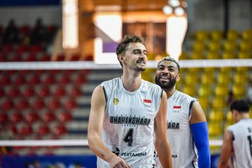 Dua anggota timnas Prancis, Jean Patry (depan) dan Earvin Ngapeth (belakang) saat membela Jakarta Bhayangkara Presisi pada AVC Club Championship 2024