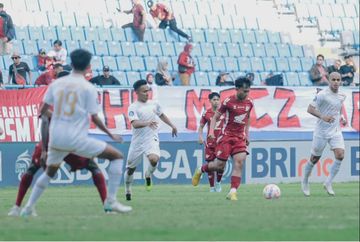 Suasana pertandingan antara PSM Makassar Vs Arema FC dalam laga kelima Liga 1 2024/2026 di Stadion Batakan, Balipapan, Minggu (15/9/2024).