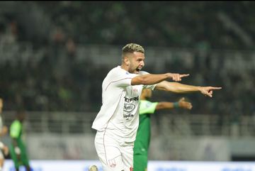 Selebrasi pemain Persis, Karim Rossi setelah membobol gawang Persebaya di Stadion Gelora Bung Tomo, Surabaya, Rabu (18/9/2024).