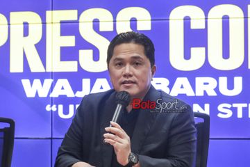 Ketua Umum PSSI, Erick Thohir, sedang memberikan keterangan kepada awak media dalam sesi jumpa pers di Media Center Stadion Gelora Bung Karno, Senayan, Jakarta, Sabtu (21/9/2024) siang.