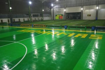 Lapangan indoor buatan RagaSport.
