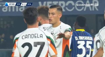 Aksi Jay Idzes pada laga giornata ke-7 Liga Italia antara Hellas Verona versus Venezia di Stadion M.A Bentegodi, Jumat (4/10/2024).