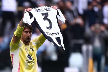 Dusan Vlahovic memamerkan jersei Gleison Bremer usai mencetak gol ke gawang Cagliari di pekan ketujuh Liga Italia (6/10/2024) sebagai aksi respek setelah bek Juventus itu dilanda cedera ACL.