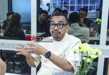 Anggota Komite Eksekutif PSSI, Arya Sinulingga, sedang memberikan keterangan kepada awak media di Kawasan Jakarta, Selasa (8/10/2024).