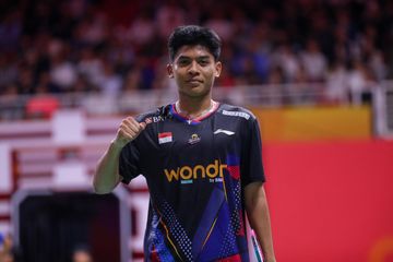 Pebulu tangkis tunggal putra Indonesia, Moh Zaki Ubaidillah, berpose setelah memastikan langkahnya ke semifinal Kejuaraan Dunia Junior 2024 di Nanchang International Sports Center Gymnasium, Jumat (11/10/2024).