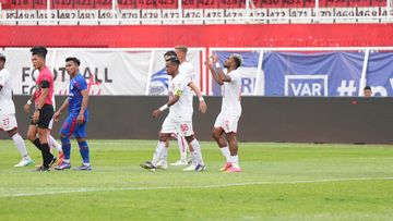 Selebrasi pemain Malut United, Yakob Sayuri setelah mencetak gol ke gawang Arema FC pada laga pekan kedelapan Liga 1 2024-2025 di Stadion Soepriadi, Blitar, Sabtu (19/10/2024).