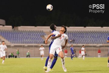 Aksi Mochamad Mierza Firjatullah saat timnas U-17 Indonesia menang 1-0 atas tuan rumah Kuwait dalam laga perdana grup G Kualifikasi Piala Asia U-17 2025 di Stadion Al Ahmadi, Kuwait pada Rabu (23/10/2024).