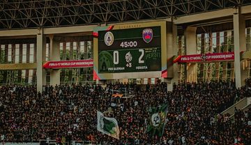Suasana pertandingan antara PSS Sleman vs Persita pada laga pekan kesembilan Liga 1 2024-2025 di Stadion Manahan, Surakarta, Minggu (27/10/2024).