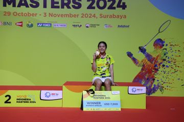 Tunggal putri Indonesia, Ni Kadek Dhinda Amartya Pratiwi, berpose dengan medali juara setelah final Indonesia Masters II 2024 di Jatim Expo, Surabaya, Jawa Timur, 3 November 2024.