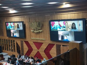 Komisi XIII dan Komisi X DPR RI akhirnya resmi menyetujui proses naturalisasi pemain keturunan Indonesia Kevin Diks, Estella Loupatty dan Noa Leatomy di Gedung Nusantara, Senayan, Jakarta, Senin (4/11/2024).
