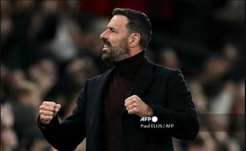 Reaksi pelatih interim Man United, Ruud van Nistelrooy, dalam duel Liga Inggris melawan Chelsea (3/11/2024).