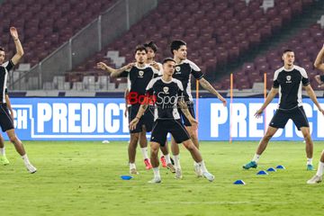 Eliano Reijnders, Shayne Pattynama, Kevin Diks sedang menguasai bola saat berlatih bersama timnas Indonesia di Stadion Utama Gelora Bung Karno, Senayan, Jakarta, Kamis (14/11/2024).