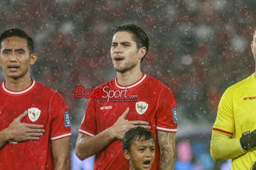 Pemain timnas Indonesia, Kevin Diks (tengah), sedang menyanyikan lagu kebangsaan Indonesia Raya di Stadion Utama Gelora Bung Karno, Senayan, Jakarta, Jumat (15/11/2024).
