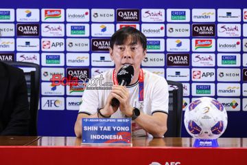 Pelatih timnas Indonesia, Shin Tae-yong, saat hadir dalam sesi jumpa pers di Media Center Stadion Utama Gelora Bung Karno, Senayan, Jakarta, Jumat (15/11/2024).