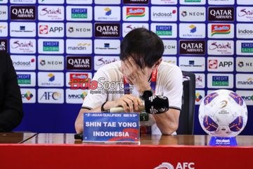 Pelatih timnas Indonesia, Shin Tae-yong, saat hadir dalam sesi jumpa pers di Media Center Stadion Utama Gelora Bung Karno, Senayan, Jakarta, Jumat (15/11/2024).