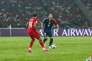 Koki Machida (kanan) sedang menguasai bola dalam laga babak penyisihan grup C Kualifikasi Piala Dunia 2026 zona Asia antara timnas Indonesia versus timnas Jepang di Stadion Utama Gelora Bung Karno, Senayan, Jakarta, Jumat (15/11/2024).