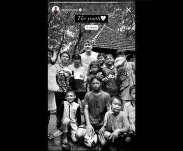 Calon pemain naturalisasi Timnas Indonesia Ole Romeny yang terlihat melokal dengan main bola hujan-hujanan bareng bocah atau anak-anak Indonesia, Sabtu (16/11/2024).