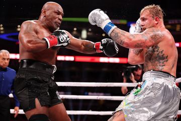 Mike Tyson dan Jake Paul bertarung dalam laga tinju bertajuk LIVE On Netflix: Jake Paul vs Mike Tyson di AT&T Stadium, Arlington, Texas, 15 November 2024.