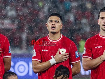 Pemain timnas Indonesia, Ragnar Oratmangoen, sedang menyanyikan lagu Indonesia Raya jelang berlaga di Stadion Utama Gelora Bung Karno, Senayan, Jakarta, Jumat (15/11/2024).