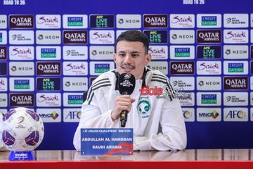 Pemain timnas Arab Saudi, Abdullah Al Hamddan, saat hadir dalam sesi jumpa pers di Media Center Stadion Utama Gelora Bung Karno, Senayan, Jakarta, Senin (18/11/2024).