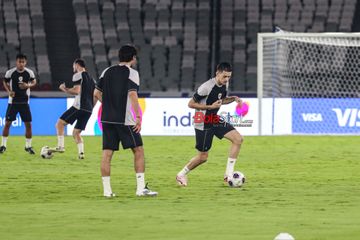 Justin Hubner (kanan) sedang berlatih bersama timnas Indonesia di Stadion Utama Gelora Bung Karno, Senayan, Jakarta, Senin (18/11/2024).