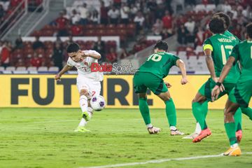 Marselino Ferdinan (kiri) dan Rizky Ridho mewakili timnas Indonesia dalam komposisi Tim Terbaik Kualifikasi Piala Dunia 2026 Zona Asia.