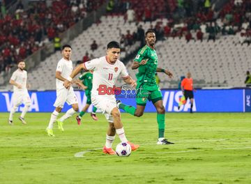 Ragnar Oratmangoen (kiri) sedang menguasai bola dan dibayangi Mohammed Kanno dalam laga Grup C Kualifikasi Piala Dunia 2026 Zona Asia antara Timnas Indonesia versus Timnas Arab Saudi di Stadion Utama Gelora Bung Karno, Senayan, Jakarta, Selasa (19/11/2024).