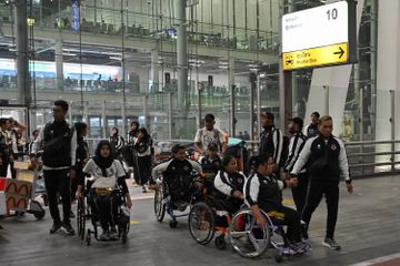 Para atlet tiba di Suvarnabhumi Airport, Bangkok, Thailand, Minggu (01/12/2024). Indonesia mengirimkan 32 talenta muda untuk ajang World Ability Sport Youth Games 2024. NPC INDONESIA/Agung Wahyudi