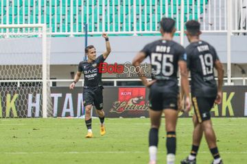 Egy Maulana Vikri (kiri) sedang melakukan selebrasi seusai mencetak gol untuk Dewa United FC dalam laga pekan ke-12 Liga 1 2024 di Stadion Pakansari, Bogor, Jawa Barat, Selasa (3/12/2024).