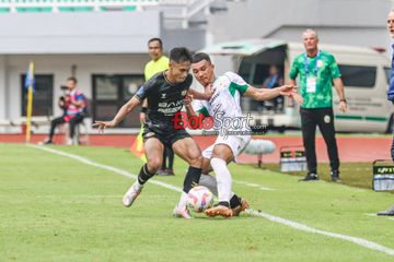 Gustavo Henrique Barbosa Freire alias Gustavo Tocantins (kanan) sedang berebut bola dengan Alfriyanto Nico (kiri) dalam laga pekan ke-12 Liga 1 2024 antara Dewa United FC versus PSS Sleman di Stadion Pakansari, Bogor, Jawa Barat, Selasa (3/12/2024).