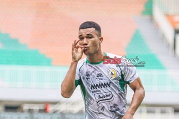Gustavo Henrique Barbosa Freire alias Gustavo Tocantins sedang melakukan selebrasi seusai mencetak gol untuk PSS Sleman dalam laga pekan ke-12 Liga 1 2024 di Stadion Pakansari, Bogor, Jawa Barat, Selasa (3/12/2024).