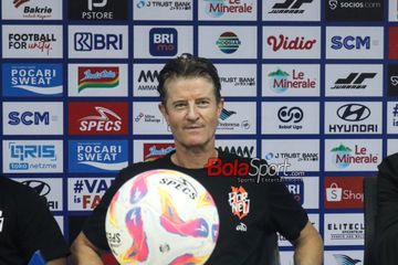 Pelatih Borneo FC, Pieter Huistra, sedang memberikan keterangan kepada awak media di Stadion Pakansari, Bogor, Jawa Barat, Selasa (10/12/2024).