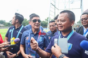 Direktur Utama PT LIB (Liga Indonesia Baru), Ferry Paulus (kiri), sedang memberikan keterangan kepada awak media ditemani Prasetya Sayekti (kanan) sebagai Direktur Bisnis PNM di Stadion Sriwedari, Solo, Jawa Tengah, Jumat (13/12/2024).