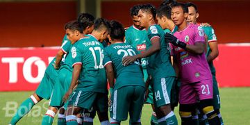 Pemain PSS Sleman menjelang dimulainya laga melawan Madura FC pada partai Liga 2 2018 di St