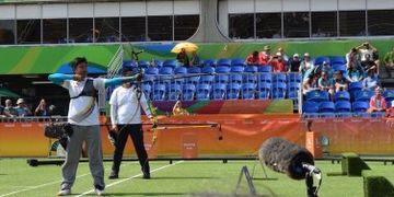 Pepanah Indonesia, Riau Ega Agatha Salsabila, membidik sasaran saat melawan Kim Woo-jin (Korea Selat