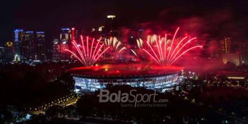      Salah satu momen kemeriahan acara Opening Ceremony Asian Games 2018 saat kembang api mewarnai S